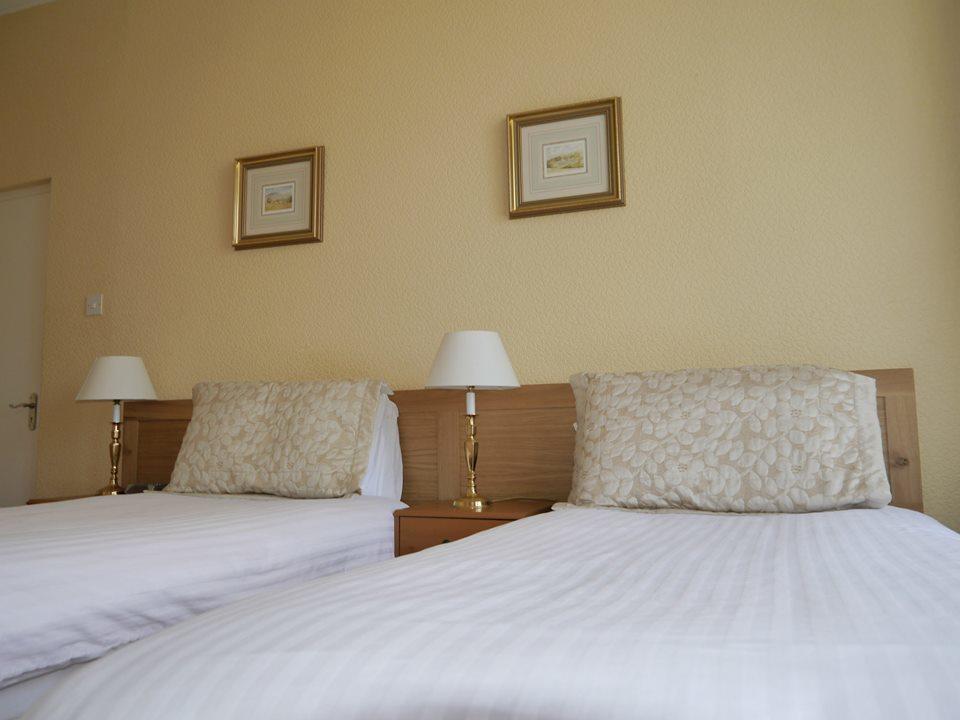 Conference View Guest House Харрогейт Экстерьер фото